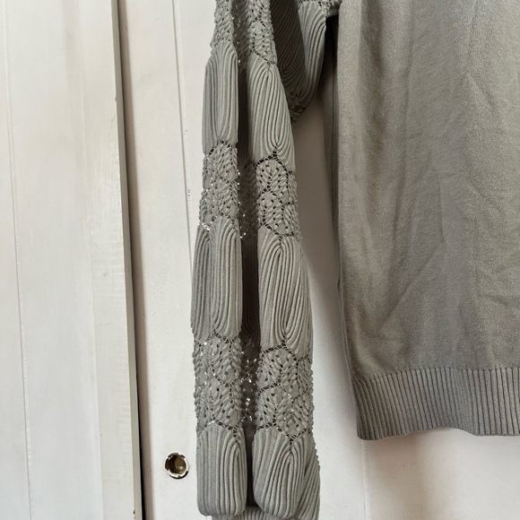 Sioni Milano Gray Pleated V-Neck Woman’s Sweater With Lacey Textured Sleeves - Picture 7 of 8